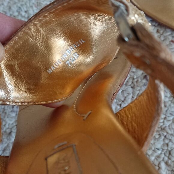 BCBG Max Azria Metallic Gold Tone leather Embellished Thongs size 37.5B - Picture 9 of 12